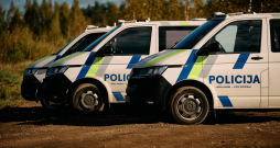 Valsts policijas Speciālo uzdevumu bataljona taktiskajās mācībās poligonā "Mežaine" izspēlēja bruņotu uzbrukumu skolā un masu nekārtības.