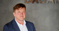 Talsu uzņēmuma "BauArt" īpašnieks un valdes priekšsēdētājs Alvis Krēķis: "Es kā būvnieks pagaidām īpašas sekmes birokrātijas samazināšanā būvniecībā neredzu, kaut gan nevar noliegt, ka digitālās vides ieviešana atvieglo darbu." Talsu uzņēmuma "BauArt" īpašnieks un valdes priekšsēdētājs Alvis Krēķis: "Es kā būvnieks pagaidām īpašas sekmes birokrātijas samazināšanā būvniecībā neredzu, kaut gan nevar noliegt, ka digitālās vides ieviešana atvieglo darbu."