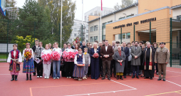 Itas Kozakēvičas Rīgas Poļu vidusskolā Purvciemā atklātais jaunais āra sporta komplekss.