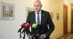 Ministru prezidents Andris Kulbergs preses brīfingā pēc tikšanās ar kino nozares pārstāvjiem Ministru kabinetā.