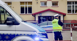 Policijas postenis pie skolas Leščidolas-Novinu ciemā, kur pagājušo ceturtdien nepilngadīgais uzbrukumā ar nazi nogalināja vienu, bet ievainoja divus skolas darbiniekus.