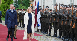 Latvijas prezidents Edgars Rinkēvičs un Igaunijas prezidente Ille Madise dodas uz tikšanos Rīgas pilī.