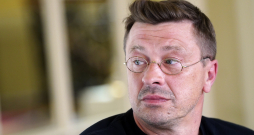 Aktieris Egons Dombrovskis.
