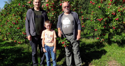 Kaspars Ofkants (no kreisās) ar dēliņu Albertu un Guntis Ofkants.