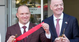 Starptautiskās Futbola federāciju asociācijas (FIFA) prezidents Džovanni Vinčenco Infantīno (no labās) un Latvijas Futbola federācijas presidents Vadims Lašenko.