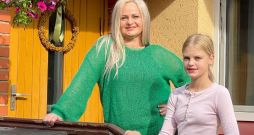 Dzīvojot Skotijā, Marta Svensone bija apņēmusies dzimtenē atgriezties, kad meitai sāksies skolas laiks.Attēlā: abas jau ceturto gadu dzīvo Latvijā, Gabriela mācās Valmieras Viestura vidusskolā un atzīst, ka grūtākā bijusi lasīšanas prasme un sadraudzēšanās. Dzīvojot Skotijā, Marta Svensone bija apņēmusies dzimtenē atgriezties, kad meitai sāksies skolas laiks.Attēlā: abas jau ceturto gadu dzīvo Latvijā, Gabriela mācās Valmieras Viestura vidusskolā un atzīst, ka grūtākā bijusi lasīšanas prasme un sadraudzēšanās.