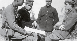 Pulkvedis leitnants Aleksandrs Plensners (no labās) ar armijas virsniekiem ierakumos Latvijas Satversmes sapulces vēlēšanu laikā. Latgales fronte, 1920. gada aprīlis. Pulkvedis leitnants Aleksandrs Plensners (no labās) ar armijas virsniekiem ierakumos Latvijas Satversmes sapulces vēlēšanu laikā. Latgales fronte, 1920. gada aprīlis.
