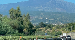 Mamma Etna, kā vulkānu sauc vietējie, par sevi atgādina vai ikdienu, palaikam paralizējot Katānijas lidostas darbību.