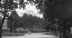 Kūrmājas prospekts ar katedrāles mūriem 20. gs. 20. gados. Kūrmājas prospekts ar katedrāles mūriem 20. gs. 20. gados.