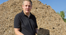 Lazdonas pagasta SIA "Salix Eco" saimnieks Reinis Silups ātraudzīgo kārklu pievienotās vērtības produktu ražošanā Latvijā ticis vistālāk. Viņa izveidoto kārklu kompostu – kūdras aizvietotāju pērk arī Dānijā. Uzņēmums arī piedāvā no kārkliem gatavotu pakaišu biosubstrātu un mulču. Lazdonas pagasta SIA "Salix Eco" saimnieks Reinis Silups ātraudzīgo kārklu pievienotās vērtības produktu ražošanā Latvijā ticis vistālāk. Viņa izveidoto kārklu kompostu – kūdras aizvietotāju pērk arī Dānijā. Uzņēmums arī piedāvā no kārkliem gatavotu pakaišu biosubstrātu un mulču.