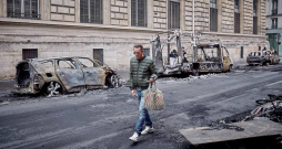 Diez vai tieši protestētāji pret dzīves dārdzību radīja lielos postījumus Francijā, kur iznīcinātas un izpostītas vairākas pašvaldību ēkas, kā arī nodedzināti un izlaupīti aptuveni 1500 veikali, tomēr arī šiem faktoriem ir bijusi loma protestu izraisīšanā.