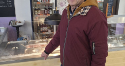 "Mūsu uzņēmuma devīze ir "Mēs strādājam jūsu svētkos!", kas parasti ir brīvdienās. Aizkraukles novadā banketu rīkošana joprojām ir populāra. Lai arī lielas kāzas vairs reti kurš organizē, joprojām tiek rīkotas ģimenes svinības, apaļās dzīves jubilejas – īpaši gados vecākiem cilvēkiem, kuriem tās sarūpē bērni un mazbērni," stāsta viens no uzņēmuma "Vējkalni Miki" saimniekiem Ilmārs Klaužs.