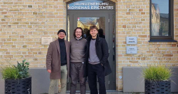 "Radiant Robotics" dibinātāji Mārcis Gailītis (no labās), Karlo Pekora un Markuss Lagockis ir pārliecināti, ka viņu izstrādātais risinājums var ievērojami atvieglot saules parku tehniskās pārbaudes un apkopes darbu plānošanu. Pēc pirmajiem pilotprojektiem Baltijā uzņēmums plāno paplašināt darbību arī citās Eiropas valstīs. "Radiant Robotics" dibinātāji Mārcis Gailītis (no labās), Karlo Pekora un Markuss Lagockis ir pārliecināti, ka viņu izstrādātais risinājums var ievērojami atvieglot saules parku tehniskās pārbaudes un apkopes darbu plānošanu. Pēc pirmajiem pilotprojektiem Baltijā uzņēmums plāno paplašināt darbību arī citās Eiropas valstīs.