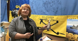 Ilggadējā vēstures muzeja darbiniece Marija Golovkeviča savā voluntieru birojā – noliktavā Drogobičas pilsētā. Ilggadējā vēstures muzeja darbiniece Marija Golovkeviča savā voluntieru birojā – noliktavā Drogobičas pilsētā.