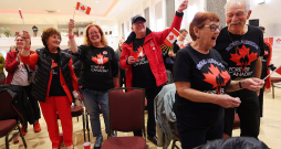 Kanādas vienotības atbalstītāji, Albertas lielpilsētā Edmontonā gaidot referenduma rezultātus. Kanādas vienotības atbalstītāji, Albertas lielpilsētā Edmontonā gaidot referenduma rezultātus.