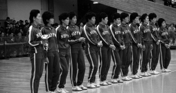 Japānas volejbola izlases spēlētājas 1964. gada olimpiādē. Par Austrumu raganām dēvētā komanda tolaik bija dominējošs spēks savā sporta veidā.
