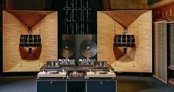 HiFi mūzikas klausīšanās telpa "Devon Turnbull" – ar rokām darinātā audiosistēma ieskauj klausītāju tekstūrām un emocijām bagātās skaņās.