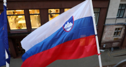 Slovēnijas karogs.
