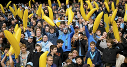 Atminoties vecu tradīciju, mančestrieši savdabīgā veidā atbalsta "City" futbola komandu pamatīgā finanšu skandālā.