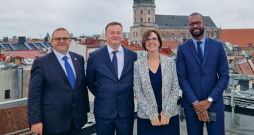 Latvija veterinārijā uz Eiropas fona izskatās labi, smaidīgs atzīst PVD vadītājs Māris Balodis, izrādot WOAH vadībai Rīgu no jumta kores. Attēlā (no kreisās): Lajošs Bognārs, WOAH subreģionālā Briseles biroja vadītājs, Māris Balodis, Latvijas PVD ģenerāldirektors un WOAH Eiropas reģionālās komisijas prezidents, Dr. Emanuēla Subērāna, WOAH ģenerāldirektore, Pjērs Emanuels Kangā, WOAH biroja vadītājs. Latvija veterinārijā uz Eiropas fona izskatās labi, smaidīgs atzīst PVD vadītājs Māris Balodis, izrādot WOAH vadībai Rīgu no jumta kores. Attēlā (no kreisās): Lajošs Bognārs, WOAH subreģionālā Briseles biroja vadītājs, Māris Balodis, Latvijas PVD ģenerāldirektors un WOAH Eiropas reģionālās komisijas prezidents, Dr. Emanuēla Subērāna, WOAH ģenerāldirektore, Pjērs Emanuels Kangā, WOAH biroja vadītājs.
