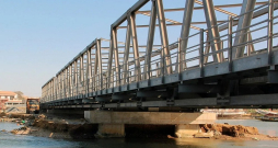 "Latvijas valsts ceļi" ir noslēguši līgumu ar Austrijas uzņēmumu "Waagner-Biro Bridge Systems" par jaunu saliekamo tiltu laidumu konstrukciju piegādi. Attēlā viens no šī uzņēmuma ražoto tiltu paraugiem – moduļu tipa tērauda tilts Senegālā, kas uzstādīts 2014. gadā. Tilts esot uzbūvēts četru mēnešu laikā, sastāv no trim laidumiem, katrs 45 metrus garš. "Latvijas valsts ceļi" ir noslēguši līgumu ar Austrijas uzņēmumu "Waagner-Biro Bridge Systems" par jaunu saliekamo tiltu laidumu konstrukciju piegādi. Attēlā viens no šī uzņēmuma ražoto tiltu paraugiem – moduļu tipa tērauda tilts Senegālā, kas uzstādīts 2014. gadā. Tilts esot uzbūvēts četru mēnešu laikā, sastāv no trim laidumiem, katrs 45 metrus garš.