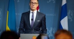 Somijas prezidents Aleksandrs Stubs preses konferencē Oslo, kur viņš otrdien tikās ar Ukrainas prezidentu Volodimiru Zelenski un ASV prezidenta Donalda Trampa sūtni Stīvu Vitkofu. "Miers prasa pacietību, bet diemžēl karš negaida. Cilvēki mirst katru dienu. Es domāju, ka šodien tika sperts solis pareizā virzienā," preses konferencē paziņoja Somijas prezidents.