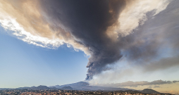 Etna ir īstenā Sicīlijas saimniece: tā diktē gan vietējo lidostu dīkstāves periodus, gan apkopēju un pelnu savācēju darba laikus.
