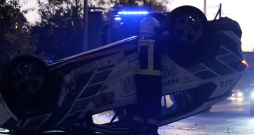 Policijas auto apgāzās uz jumta. Policijas auto apgāzās uz jumta.