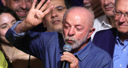 Luīss Ināsiu Lula da Silva.