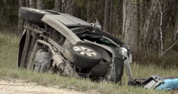 Automašīnas “BMW” vadītājs nobrauca no ceļa braucamās daļas un ietriecās kokā. Automašīnas “BMW” vadītājs nobrauca no ceļa braucamās daļas un ietriecās kokā.