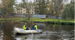 Māras dīķa attīrīšanas laikā no ūdens izceļ makšķerēšanas piederumus un citus priekšmetus.