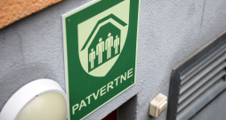 Patvertnes norāde. Ilustratīvs attēls. Patvertnes norāde. Ilustratīvs attēls.