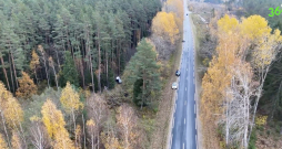 Pēc trieciena spēkrats mainījis braukšanas trajektoriju un nobraucis no ceļa. Pēc trieciena spēkrats mainījis braukšanas trajektoriju un nobraucis no ceļa.