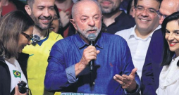 Brazīlijas prezidents un prezidenta vēlēšanu uzvarētājs Luīss Ināsiu Lula da Silva vēlēšanu naktī solīja strādāt visu brazīliešu labā. "Es vēlos izteikt pateicību brazīliešiem par šo augstsirdību, ko viņi man tik ilgi ir izrādījuši," paziņoja vēlēšanu uzvarētājs, piebilstot, ka pateicība pienākas "jauniešiem, kuri izgāja ielās, lai aizstāvētu demokrātiju, un vecajiem, kuri devās balsot". Brazīlijas prezidents un prezidenta vēlēšanu uzvarētājs Luīss Ināsiu Lula da Silva vēlēšanu naktī solīja strādāt visu brazīliešu labā. "Es vēlos izteikt pateicību brazīliešiem par šo augstsirdību, ko viņi man tik ilgi ir izrādījuši," paziņoja vēlēšanu uzvarētājs, piebilstot, ka pateicība pienākas "jauniešiem, kuri izgāja ielās, lai aizstāvētu demokrātiju, un vecajiem, kuri devās balsot".