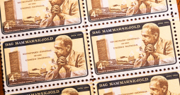 Dāgs Hammaršelds: "Vārdus bez vēstījuma / nedzīvi svaidām / cits citam." Dāgs Hammaršelds: "Vārdus bez vēstījuma / nedzīvi svaidām / cits citam."