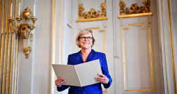 Kanādiešu rakstniecei Annai Kārsonei Stokholmā tiek pasniegta Nobela prēmija literatūrā 2026.