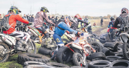 Liepājā notikušajās enduro sacensībās dalībniekiem nācās pārvarēt dažādus šķēršļus, diemžēl arī veselībai bīstamus. Liepājā notikušajās enduro sacensībās dalībniekiem nācās pārvarēt dažādus šķēršļus, diemžēl arī veselībai bīstamus.