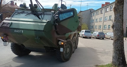 "Patria" stāvvietā pie Balvu viesnīcas šā gada pavasarī Zemessardzes mācību laikā – jaunā austrumu pierobežas ikdiena.