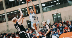 Helmuts Petrovičs un "Rīgas ekselences juniori" sezonas sākumā uzlidojuši krietni augstāk, nekā gaidīja Latvijas basketbola sabiedrība. Helmuts Petrovičs un "Rīgas ekselences juniori" sezonas sākumā uzlidojuši krietni augstāk, nekā gaidīja Latvijas basketbola sabiedrība.