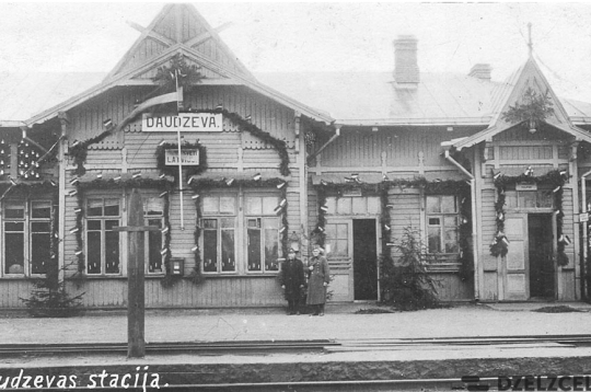 Daudzevas stacija svētku rotā 18. novembrī, 1936. gadā.