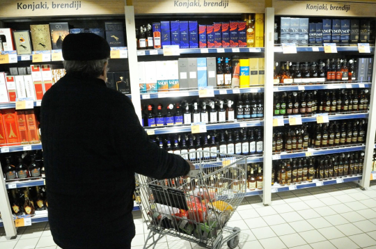 Alkohola piedāvājums un stendi veikalā.