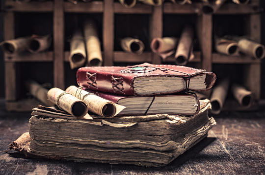 Seno bibliotēku krājumos atrodas daudz unikālu grāmatu un tīstokļu.