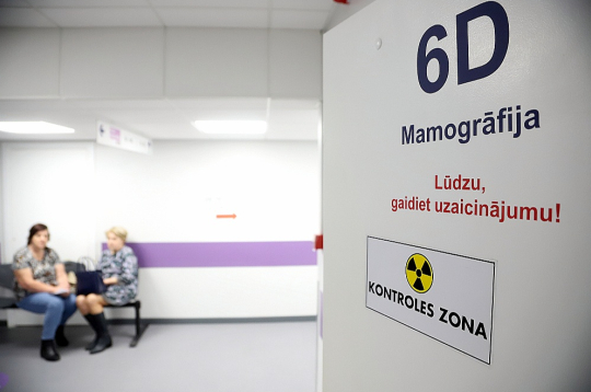 Nacionālais veselības dienests 2023. gadā izsūtīja 140 tūkstošus uzaicinājuma vēstuļu veikt šo bezmaksas pārbaudi, bet atsaucās tikai 50 531 sieviešu.
