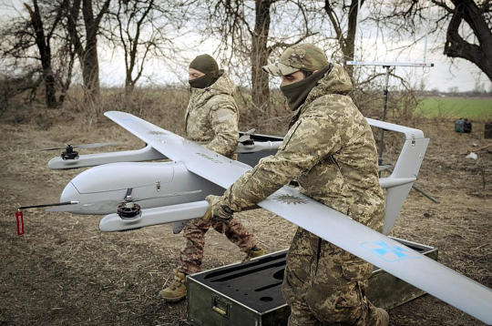 Ukraiņu karavīri no 22. mehanizētās brigādes gatavi palaist lidojumā vidējās darbības dronu “Poseidon H10” frontes līnijā pie Bahmutas.