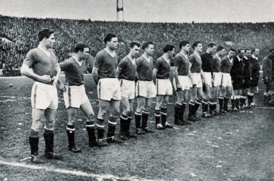 Mančestras “United” futbolisti 1958. gada 5. februārī pirms spēles ar Belgradas komandu. Nākamajā dienā astoņi futbolisti gāja bojā lidmašīnas katastrofā Minhenē, bet citi guva nopietnus ievainojumus.