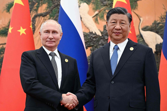Krievijas vadonis Vladimirs Putins (no kreisās) un Ķīnas prezidents Sji Dzjiņpins Pekinā.
