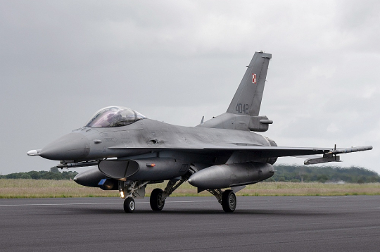F-16.
