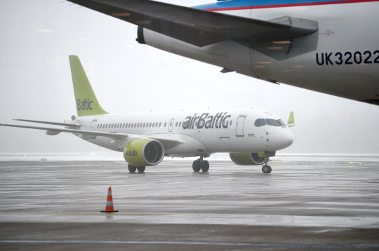"airBaltic" lidmašīna RIX Rīgas lidostas teritorijā.