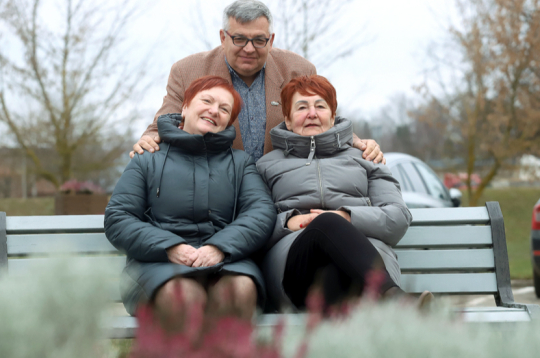 SIA "Vīgants" valdes locekle Rita Audriņa
(no kreisās), Alfons Žuks, Jēkabpils novada domes priekšsēdētāja
vietnieks izglītības un kultūras jautājumos, Salas un Sēlpils
pagasta pārvaldes vadītāja Anita Bārzdiņa, kurai īpašs paldies par iepazīstināšanu ar Salas ciemu.