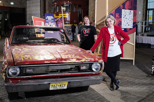 Marianna Auliciema kopā ar līdzkuratori Ievu Vītolu izstādes "Nyet, Nyet, Soviet!" atklāšanā 2023. gadā ar Jura Bļodnieka "Valiant" auto.